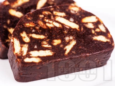 Класически сладък салам / руло с бисквити, какао, шоколад и ром - снимка на рецептата